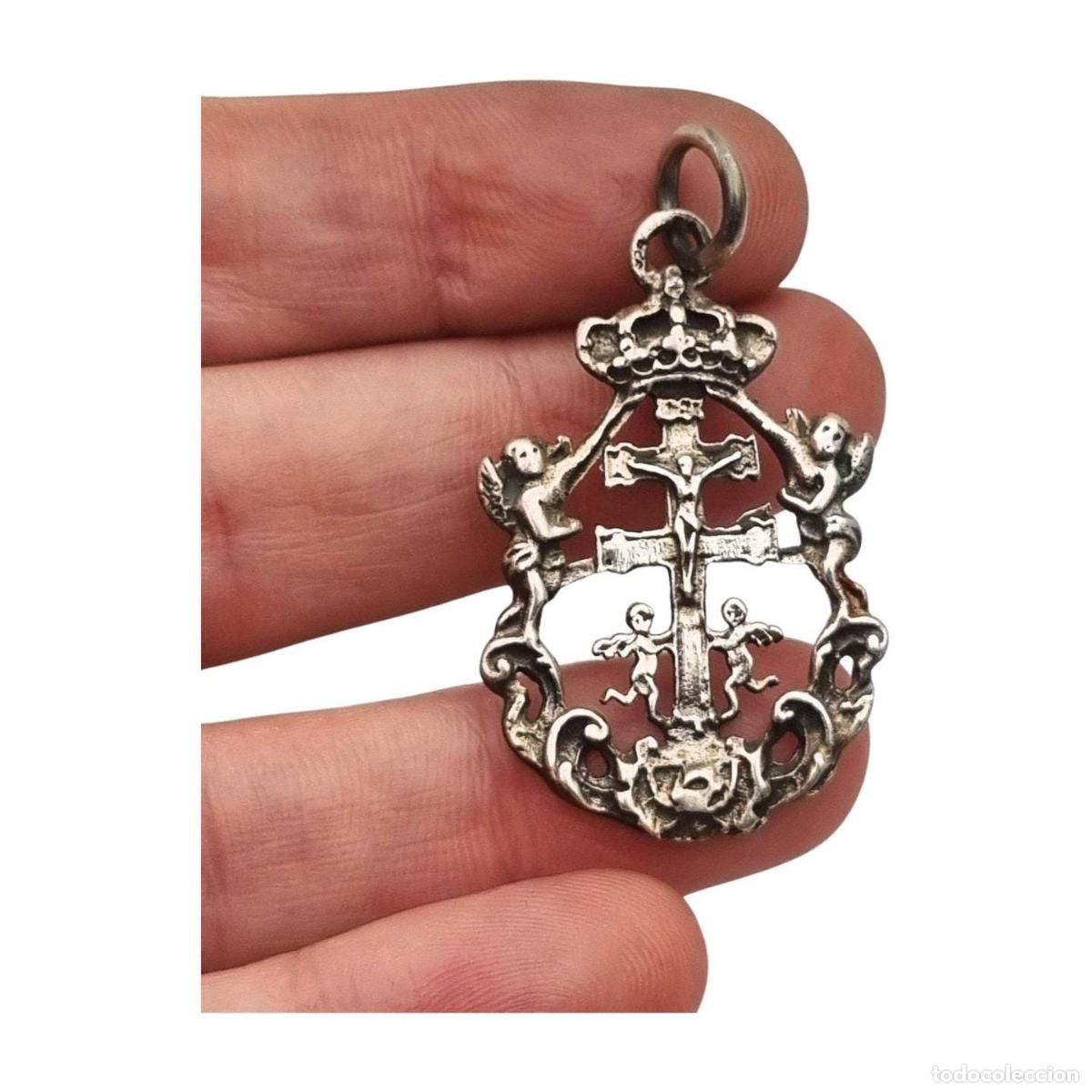 Joyeria: Colgante religioso de plata 925 con cruz de Caravaca y querubines circa 1970-80