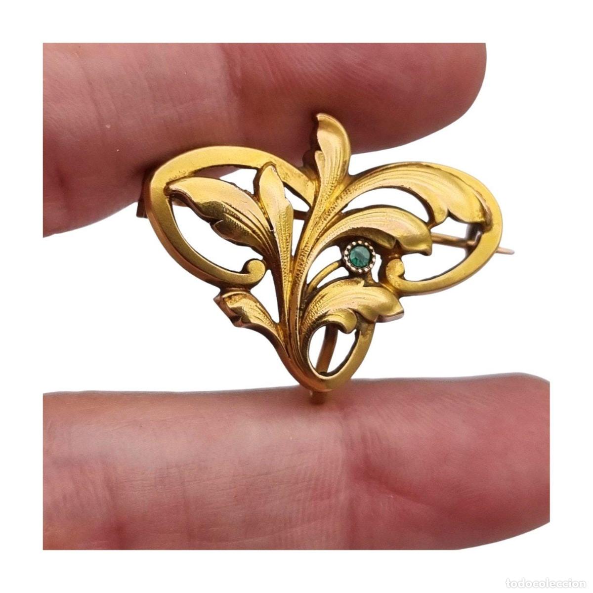 Joyeria: Broche FIX Art Nouveau laminado en oro con piedra verde y dise&ntilde;o floral, circa 1920