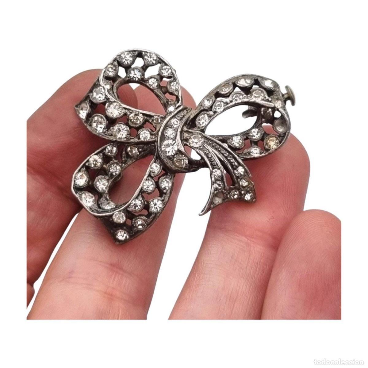 Joyeria: Bisuter&iacute;a antigua broche lazo Art D&eacute;co de metal plateado con pedrer&iacute;a, circa 1940-1950