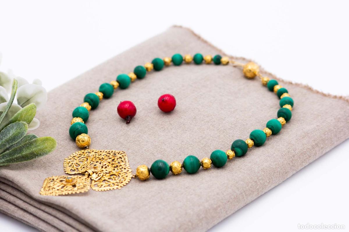 Joyeria: Collar de oro de 19,2 quilates con malaquita y esmeraldas