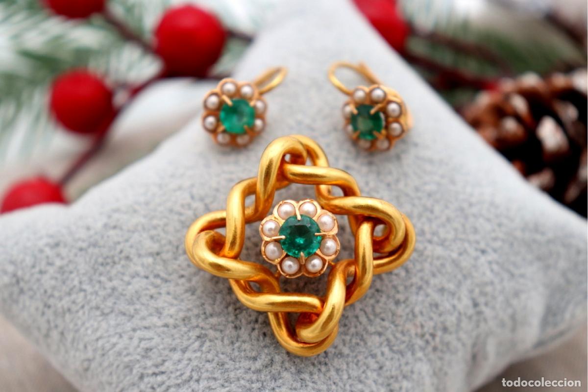 Schmuck: Conjunto de broche y pendientes en oro de 19,2K con perlas y esmeraldas.
