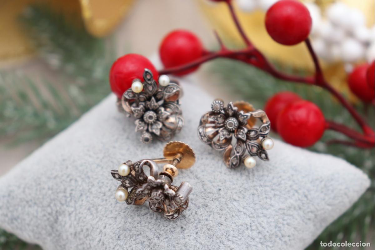 Schmuck: Conjunto de anillo y pendientes en oro y plata de 19,2K con diamantes y perlas.