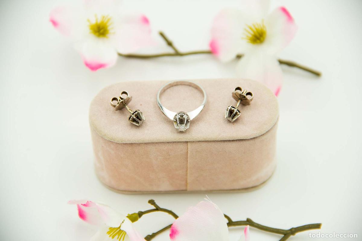 Schmuck: Pendientes y anillo engastados en oro blanco de 19,2K con diamantes.