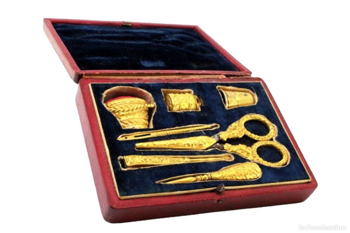 Schmuck: Juego de costura dorado, con estuche original.