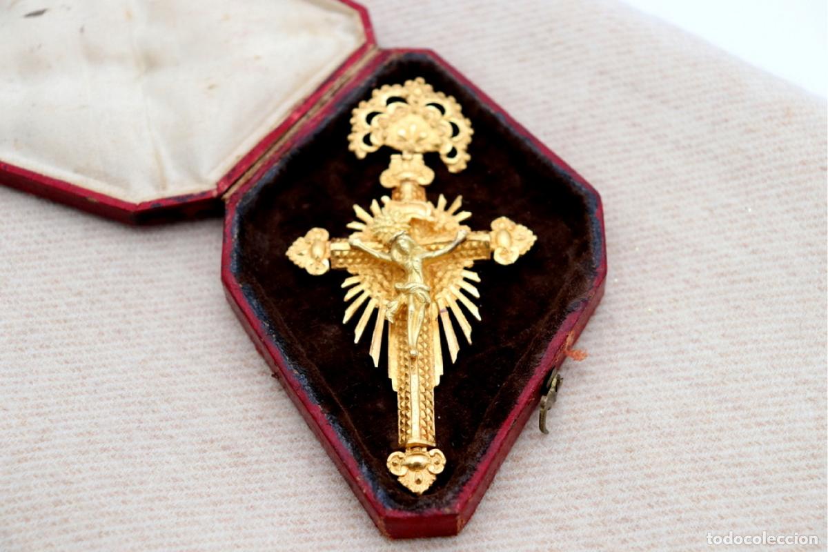Jewelry: Colgante de crucifijo/relicario de oro de 18 quilates