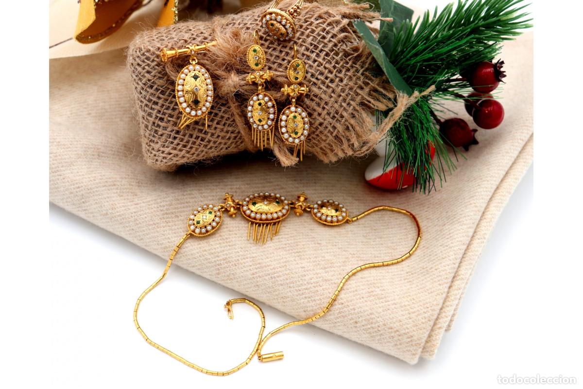 Schmuck: Conjunto de collar, anillo, colgante y pendientes, en oro de 19,2K con diamantes, esmeraldas y perla