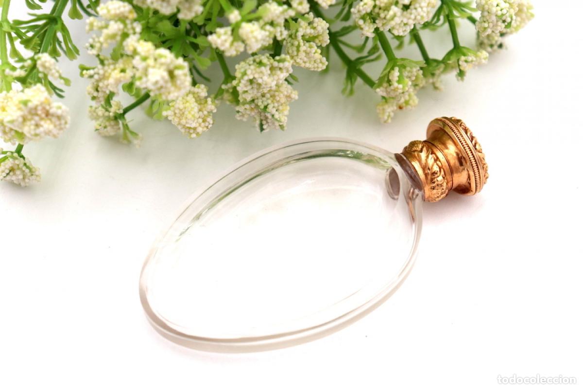 Schmuck: Frasco de perfume, fabricado en cristal y oro de 15K.
