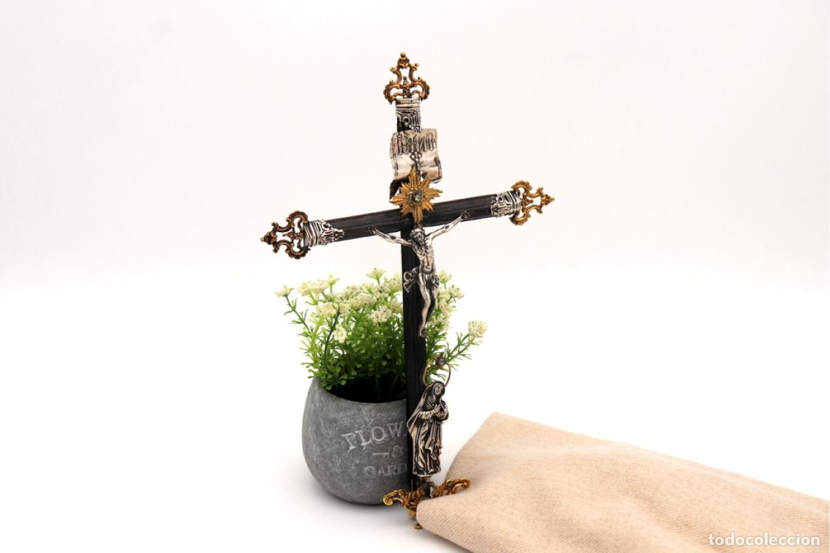 Schmuck: Crucifijo de madera con Cristo y la Virgen en oro y plata.