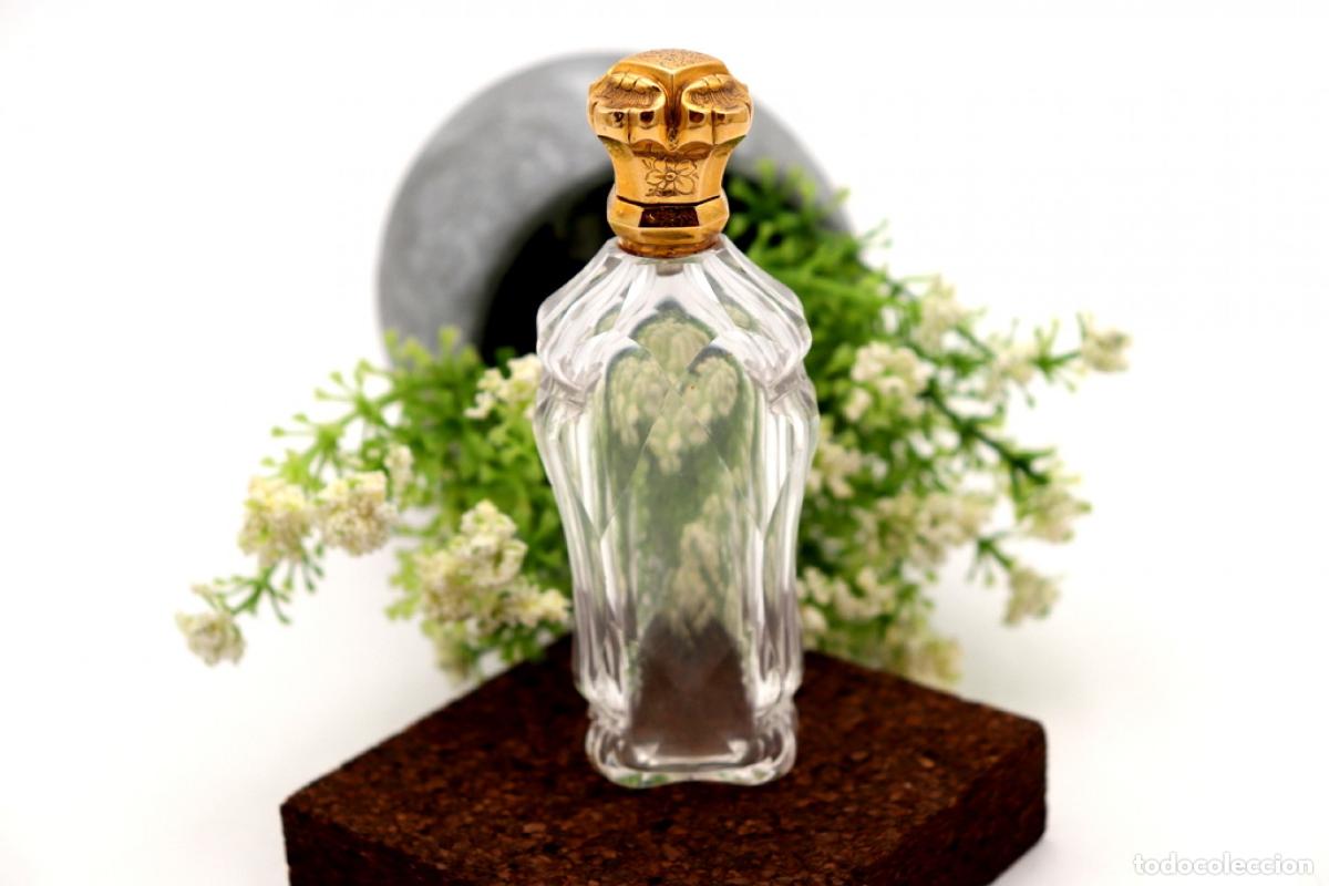 Joyeria: Frasco de perfume, fabricado en cristal y oro de 15K.