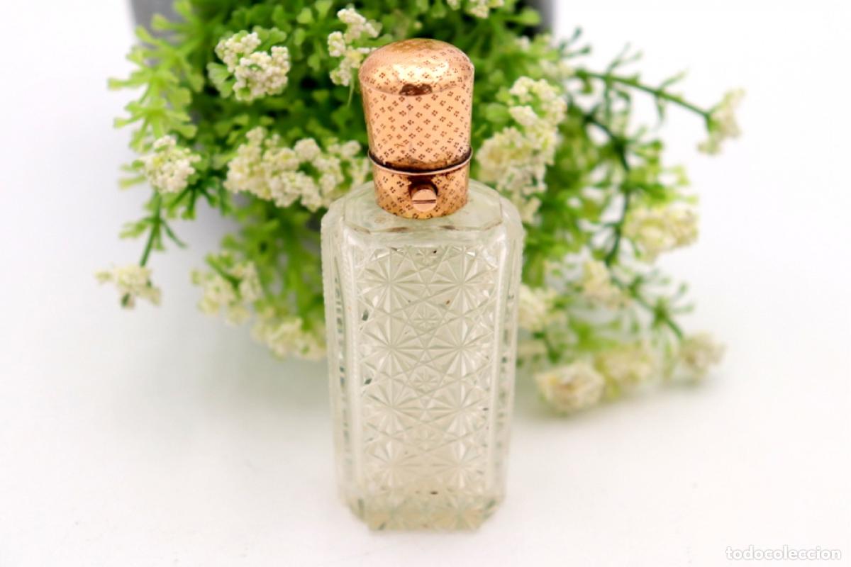 Joyeria: Frasco de perfume, fabricado en cristal y oro de 15K.