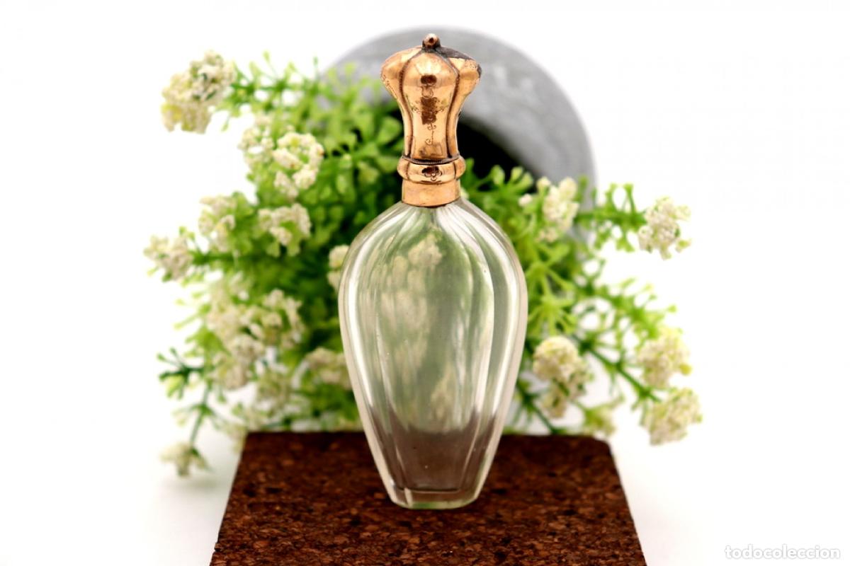 Joyeria: Frasco de perfume, fabricado en cristal y oro de 15K.