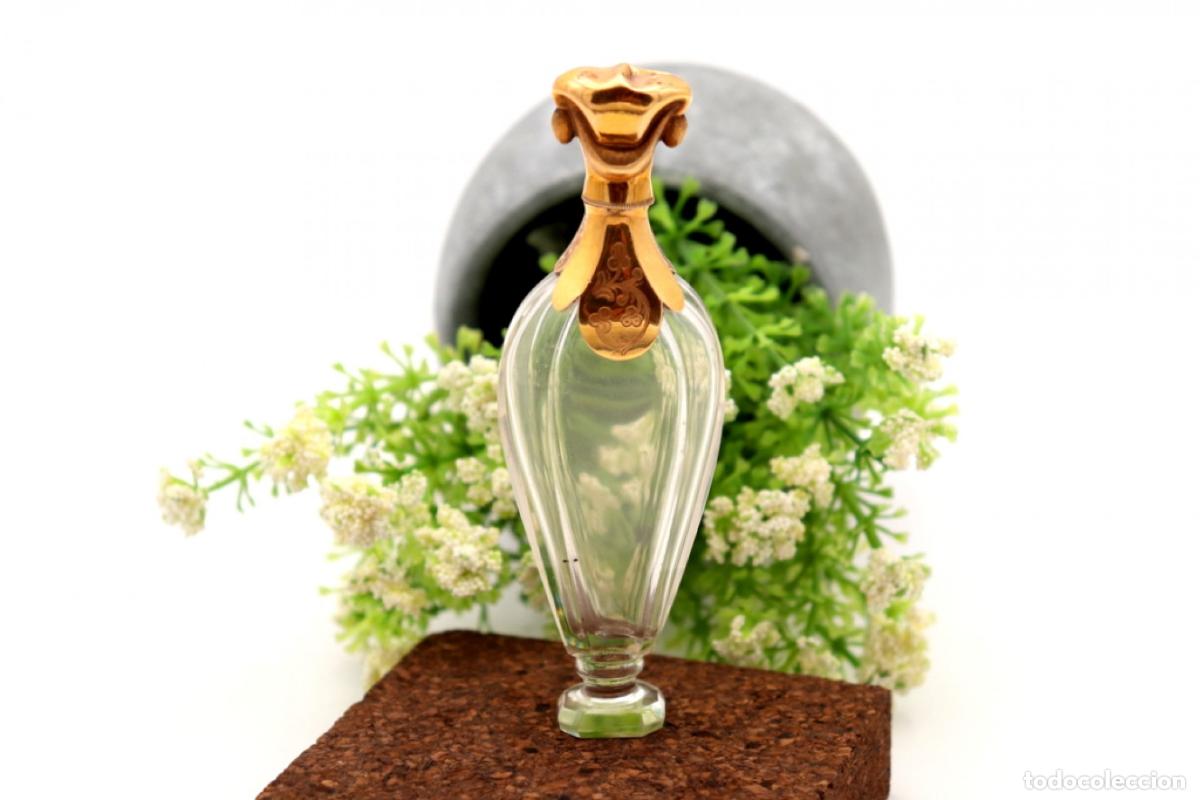 Joyeria: Frasco de perfume, fabricado en cristal y oro de 15K.