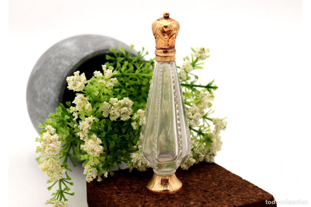 Joyeria: Frasco de perfume, fabricado en cristal y oro de 15K.