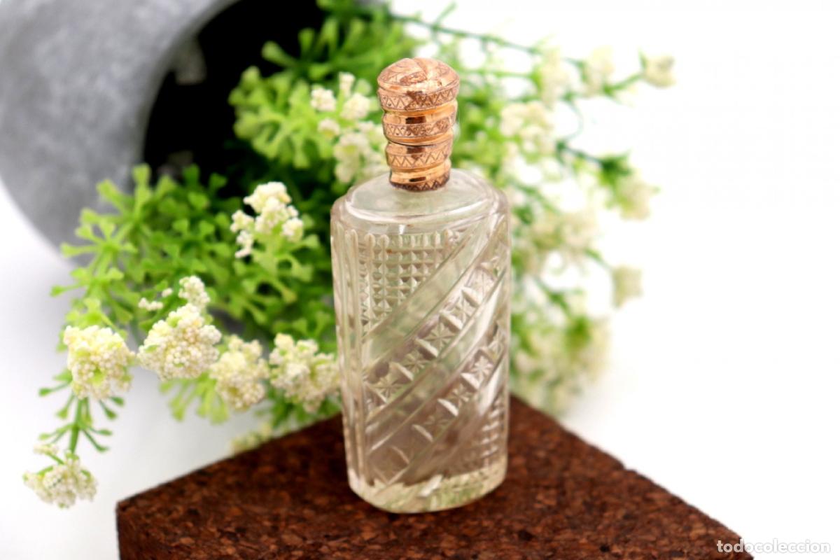 Joyeria: Frasco de perfume, fabricado en cristal y oro de 15K.
