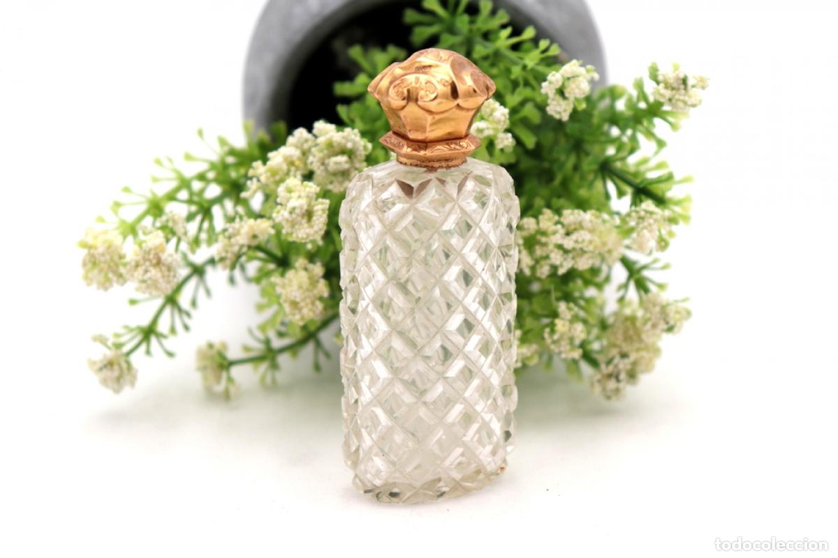 Joyeria: Frasco de perfume, fabricado en cristal y oro de 15K.
