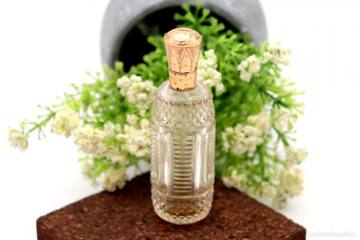 Joyeria: Frasco de perfume, fabricado en cristal y oro de 15K.