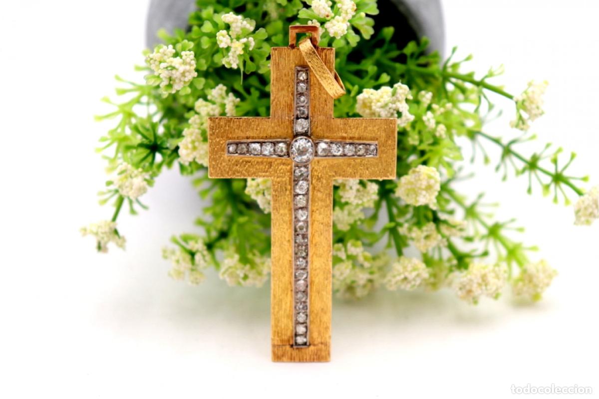 Joalharia: Colgante cruz en oro de 19,2 quilates con diamantes.