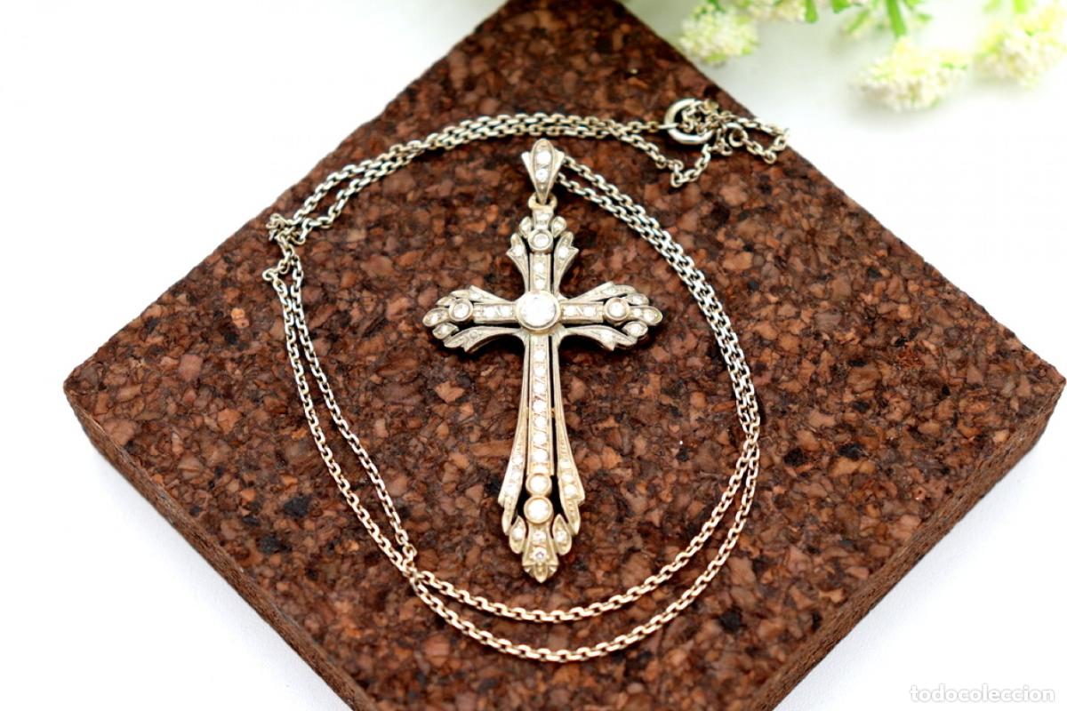 Jewelry: Colgante cruz en oro blanco (19,2K) con diamantes.