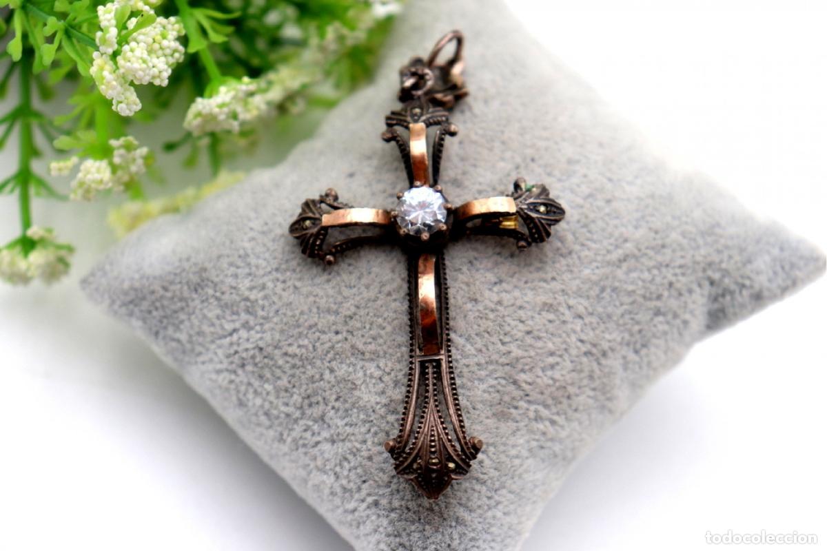 Jewelry: Colgante de cruz de oro y plata