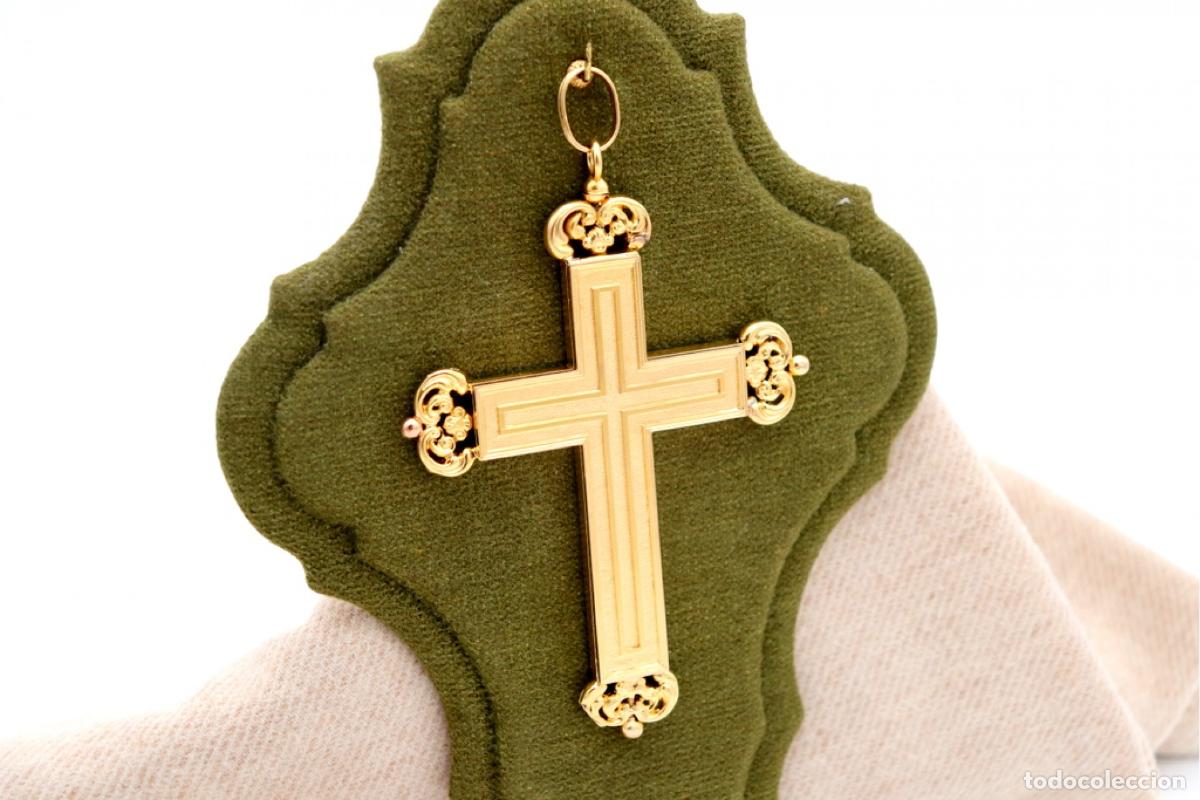 Jewelry: Colgante con medall&oacute;n de cruz de oro de 19,2 quilates