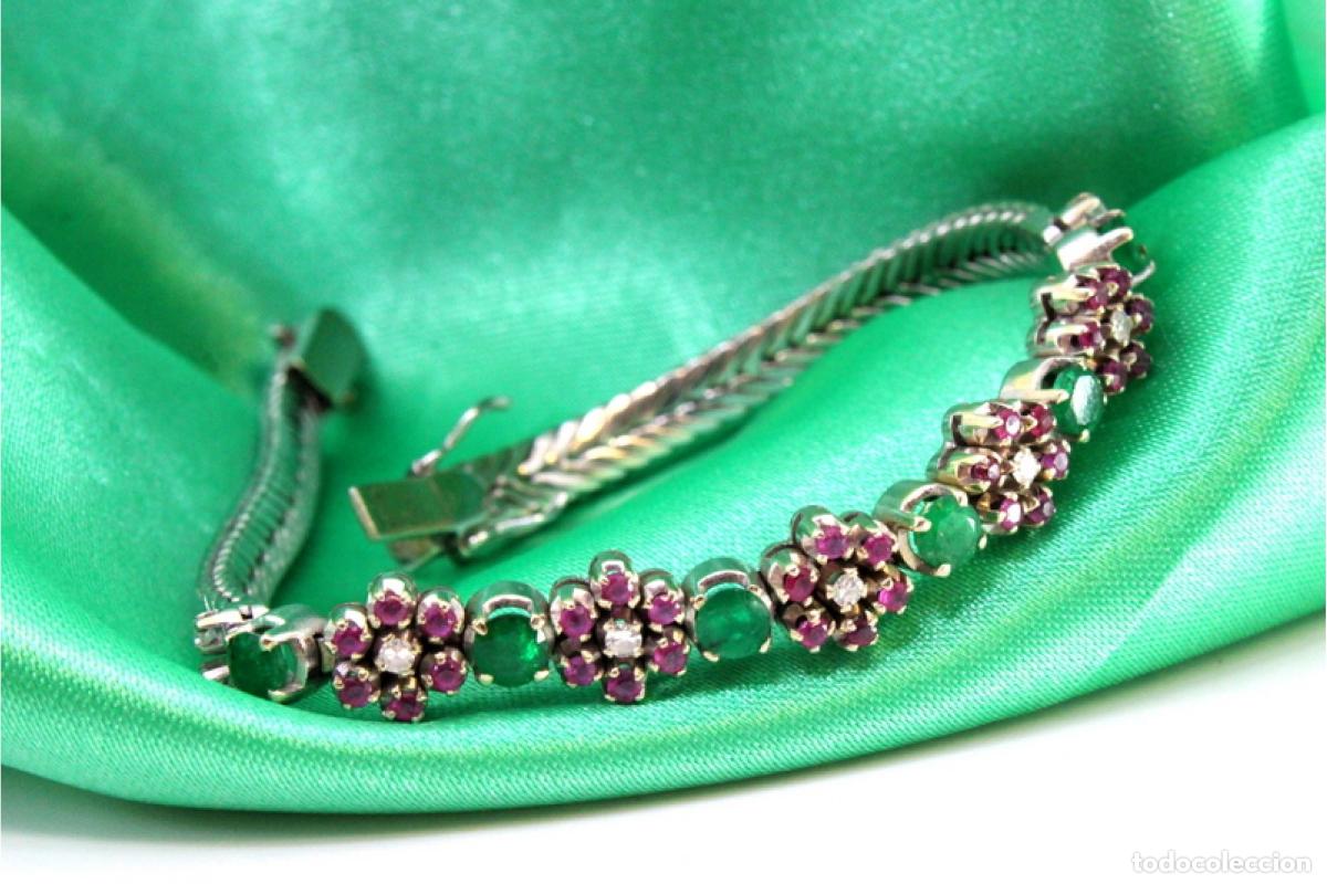 Joyeria: Pulsera en oro blanco de 19,2K con rub&iacute;es, esmeraldas y diamantes.