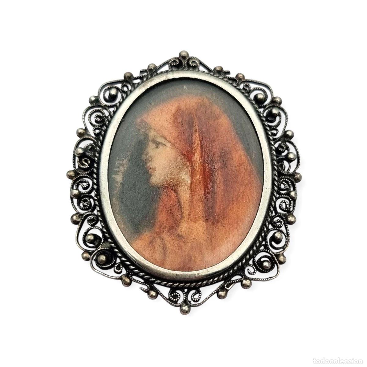 Joyeria: Broche colgante de plata 800 y filigrana con miniatura de Santa Fabiola, circa 1920