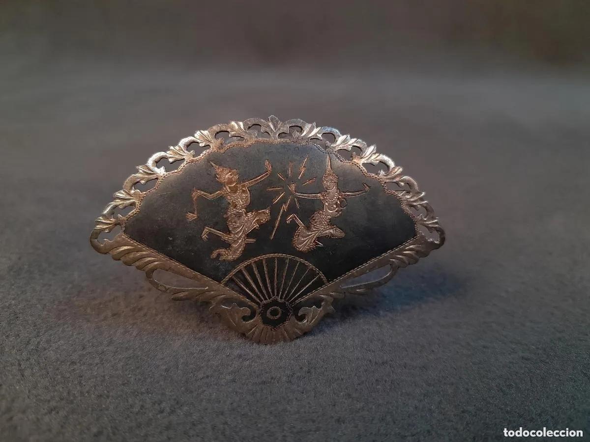 Joyeria: J-4422. BROCHE DE PLATA DE LEY &rdquo;SIAM STERLING&rdquo; CON FORMA DE ABANICO Y DECORACI&Oacute;N EN NIELO. SIGLO XX