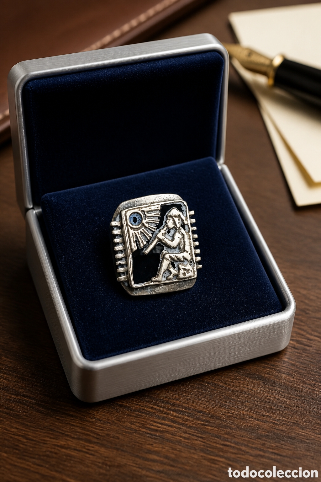 Joyeria: Anillo antiguo con un dise&ntilde;o detallado. - Representa una figura sentada tocando un instrumento....