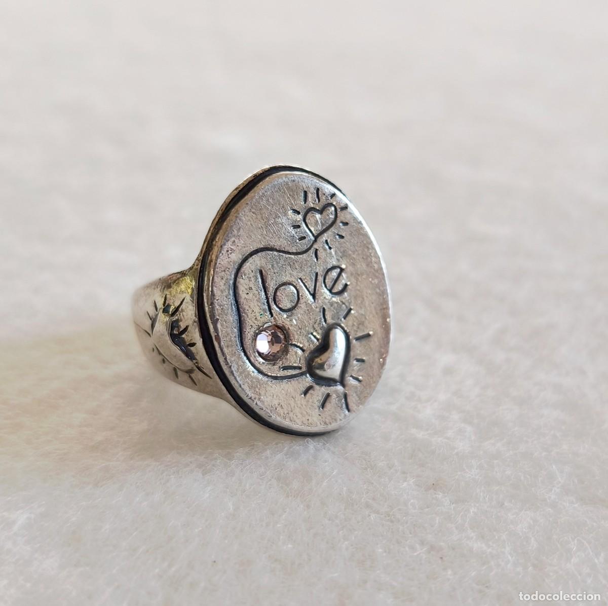 Joyeria: ANILLO DE PLATA CON CRISTAL ROSA Y LEYENDA LOVE CON DECORACI&Oacute;N DE CORAZONES DE SCOOTER 56, PARIS.