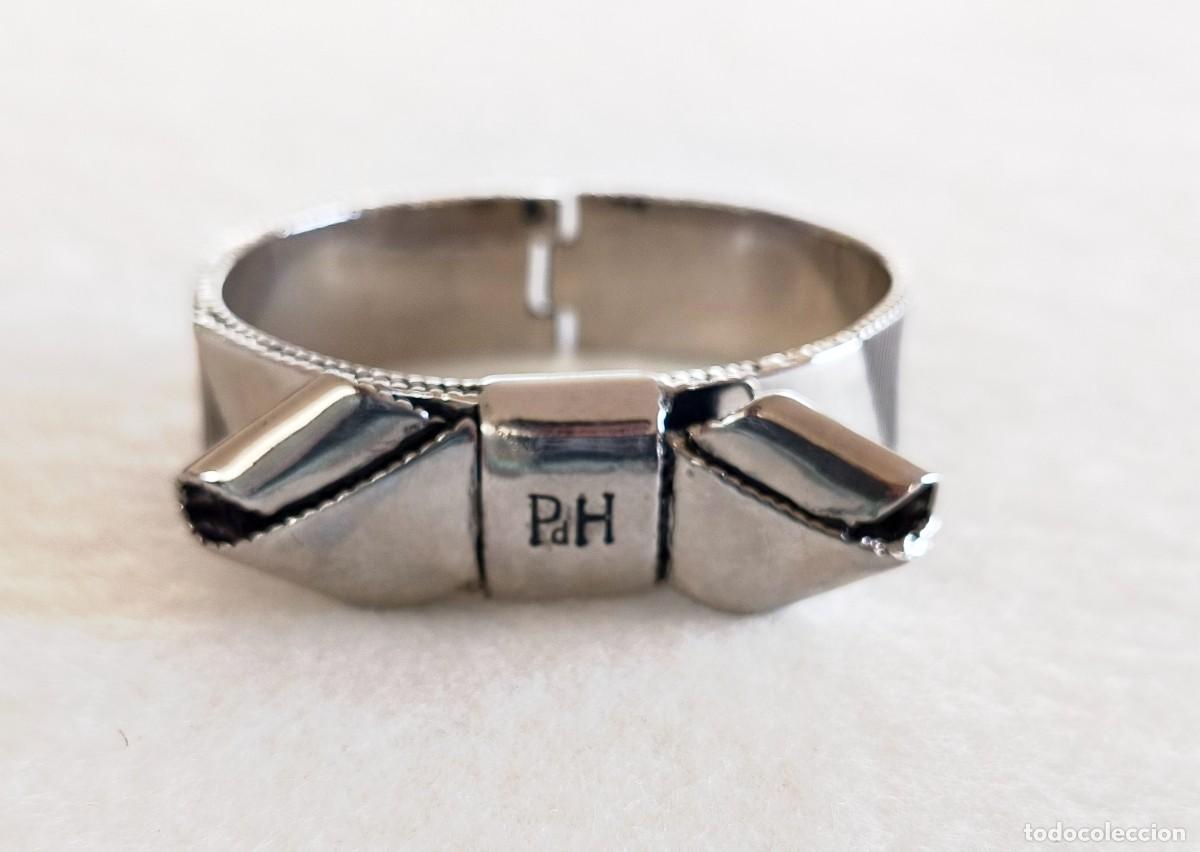 Joyeria: PULSERA TIPO BRAZALETE CON BISAGRA EN FORMA DE LAZO DE PEDRO DEL HIERRO.