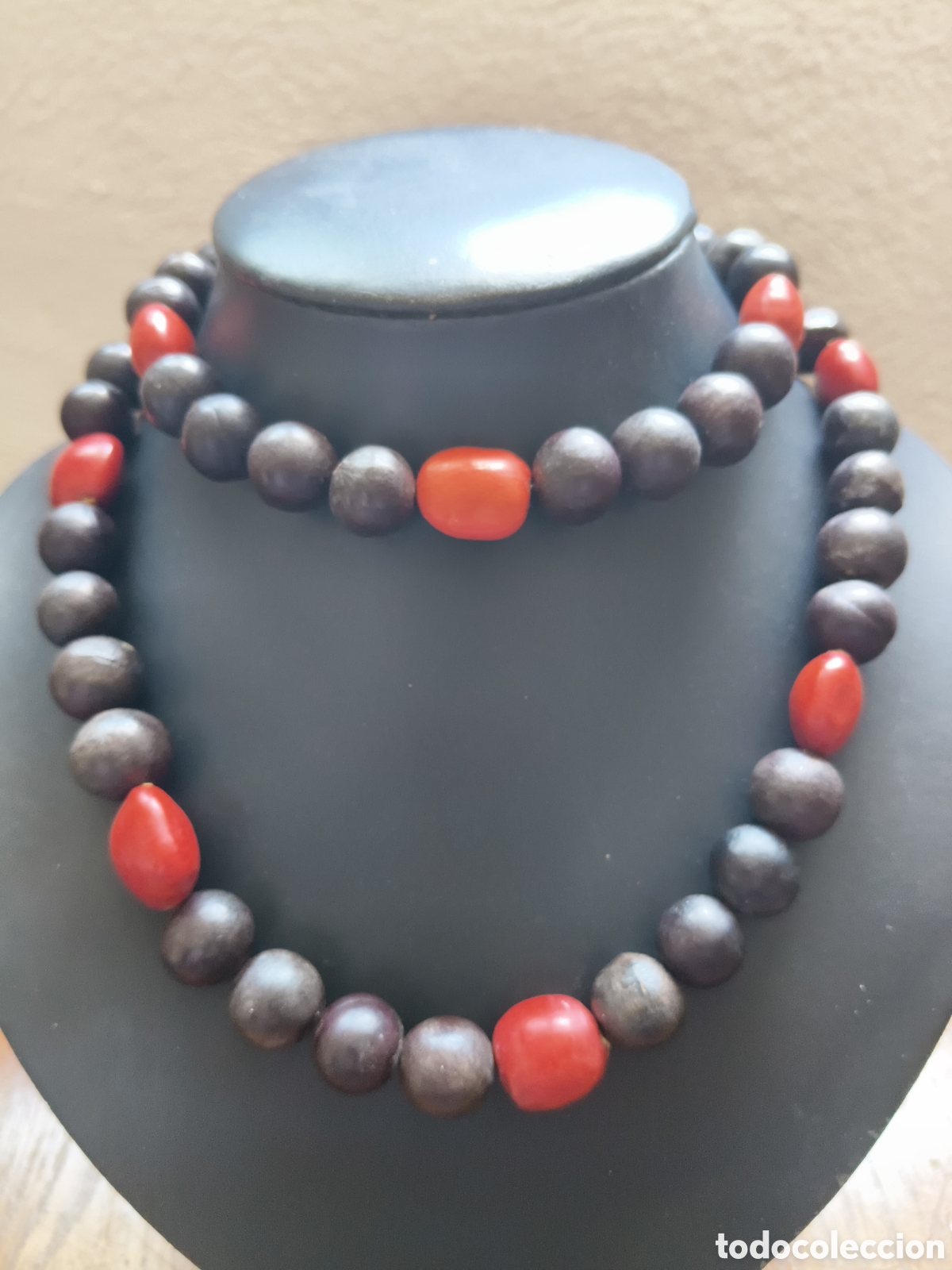 Joyeria: Hermoso collar de semillas rojas y negras