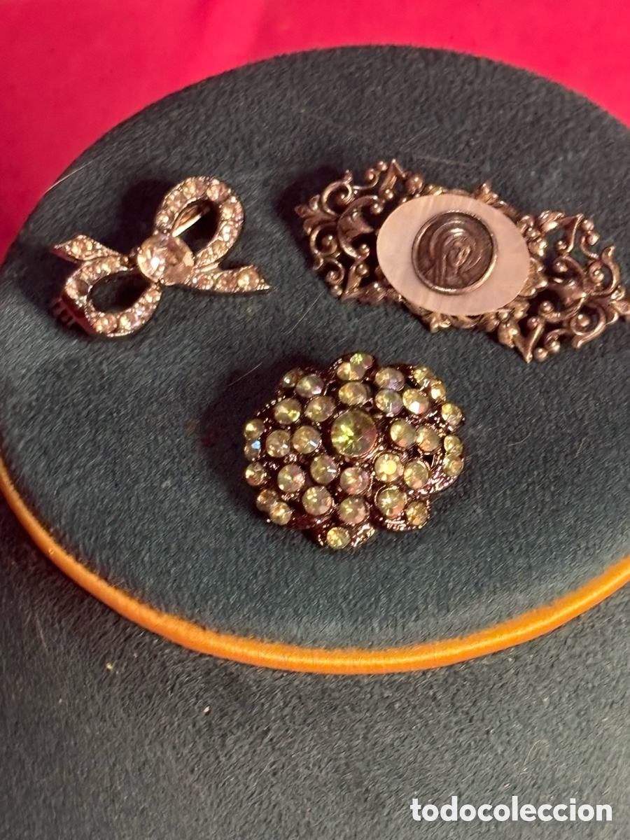Joyeria: T&eacute;s peque&ntilde;os broches de bisuter&iacute;a