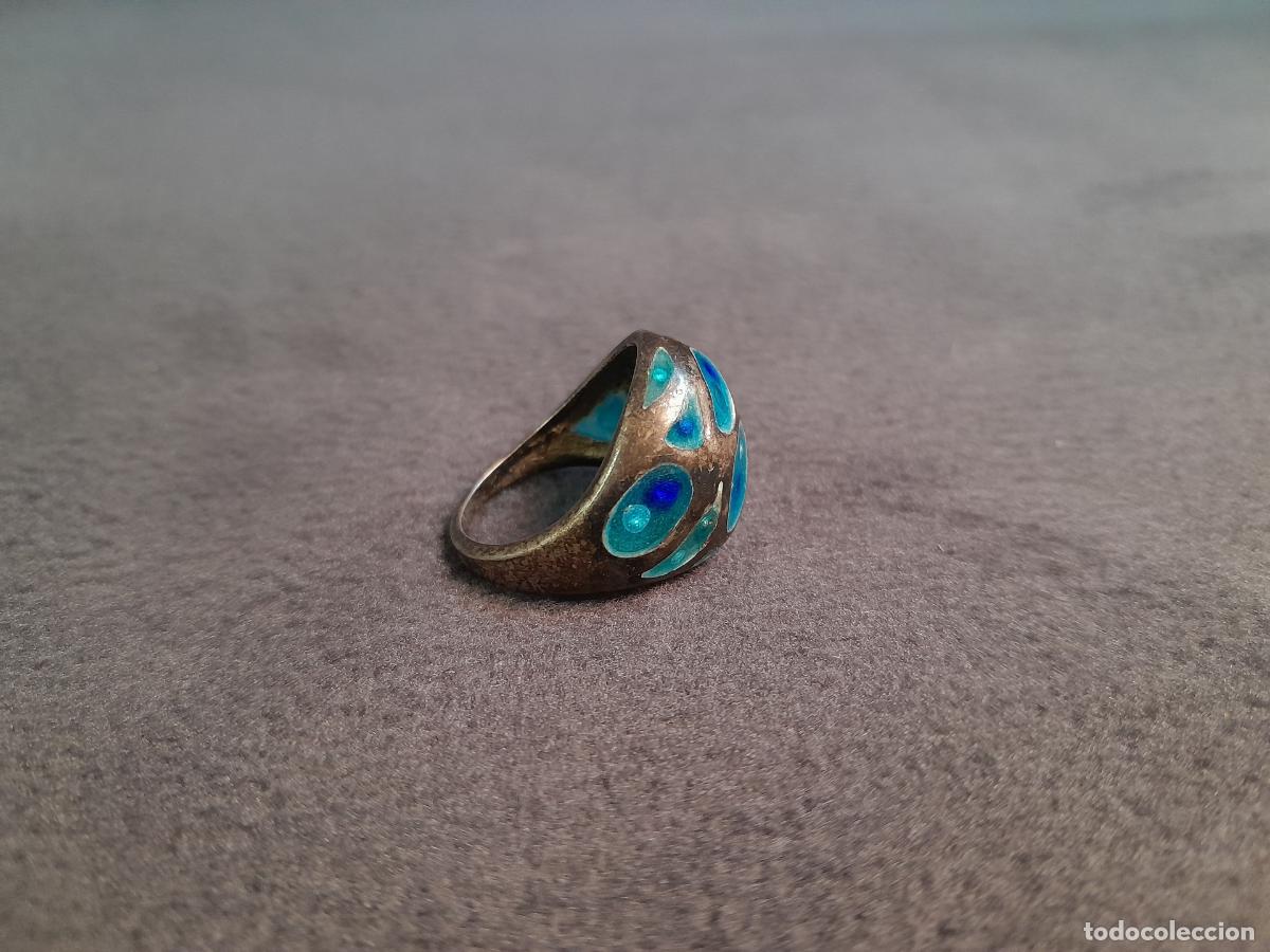 Joyeria: J-4430.ANILLO DE TIPO DOMO EN PLATA CON ESMALTE AL FUEGO EN TONOS AZULES. SIGLO XX.