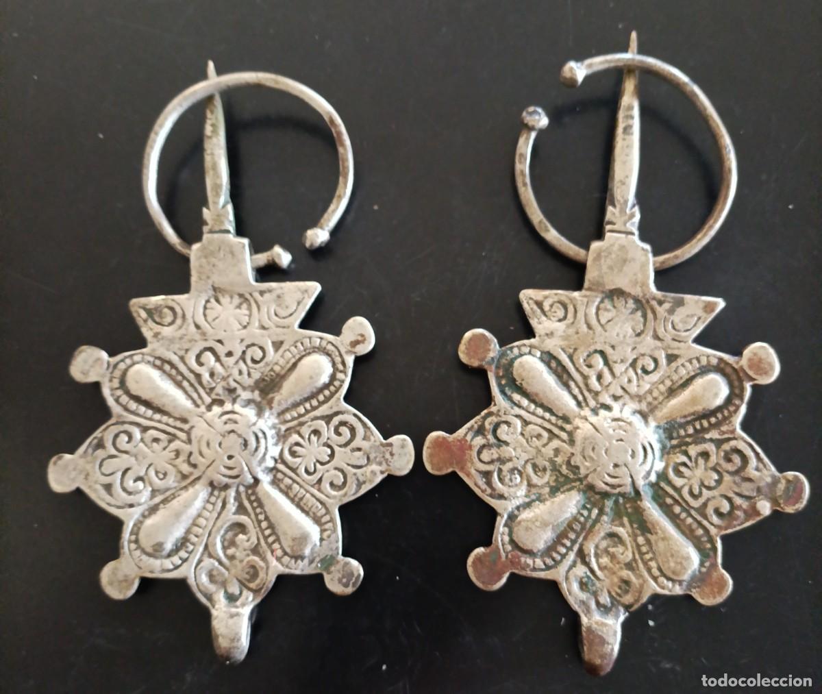 Joaillerie: PAREJA DE F&Iacute;BULAS BEREBER DE PLATA. 13.70 * 7.50 CMS. 75.08 GRAMOS + 13.40 * 7.70 CMS. 78.95 GRAMOS.