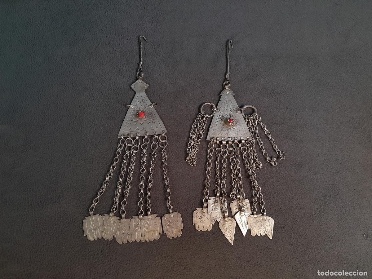 Joaillerie: J-4434.PENDIENTES LARGOS.ESTILO TRIBAL EN PLATA.PLAF&Oacute;N TRIANGULAR.DETALLE DE CRISTAL ROJO. SIGLO XX.