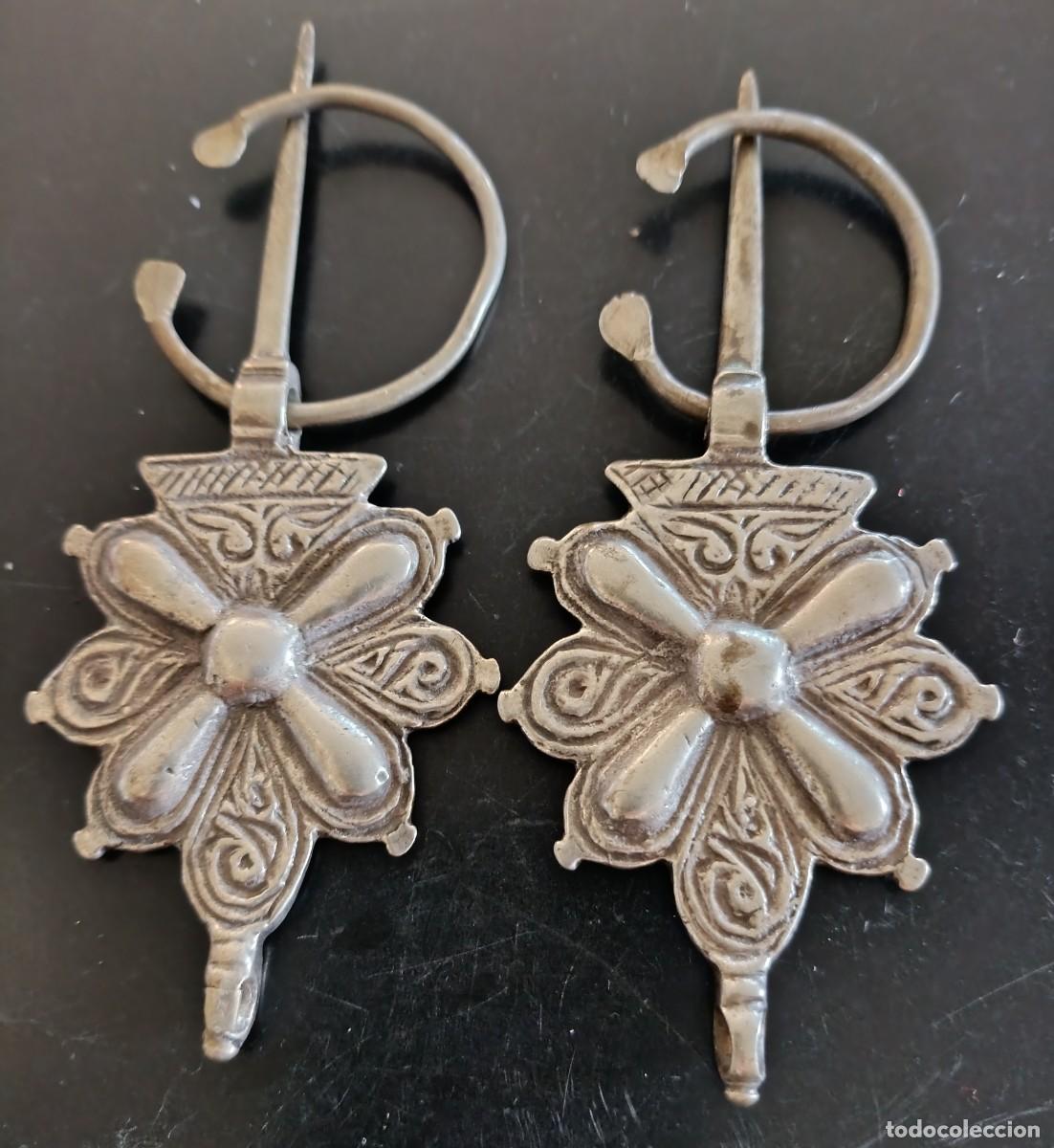 Joaillerie: PAREJA DE F&Iacute;BULAS BEREBER DE PLATA. 11.50 * 4.70 CMS. 40.24 GRAMOS + 10.90 * 4.70 CMS. 40.20 GRAMOS.
