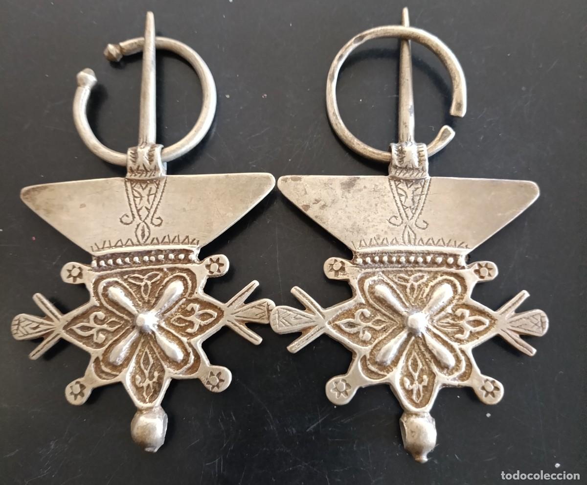 Joaillerie: PAREJA DE F&Iacute;BULAS BEREBER DE PLATA. 12.40 * 7.00 CMS. 60.64 GRAMOS + 12.60 * 7.00 CMS. 60.43 GRAMOS.