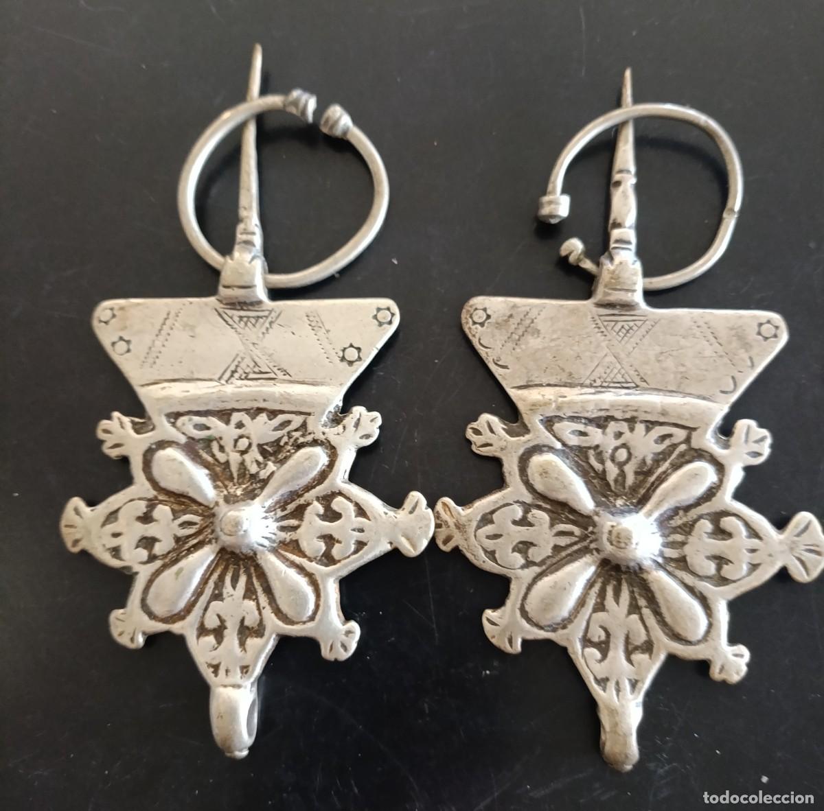 Joaillerie: PAREJA DE F&Iacute;BULAS BEREBER DE PLATA. 12.80 * 6.40 CMS. 67.49 GRAMOS + 12.20 * 6.50 CMS. 60.86 GRAMOS.