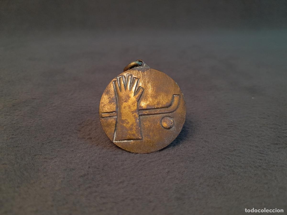 Joaillerie: J-4426.COLGANTE CONMEMORATIVA DE HOCKEY FEMENINO DEL C.D. TARRASA. 1966.