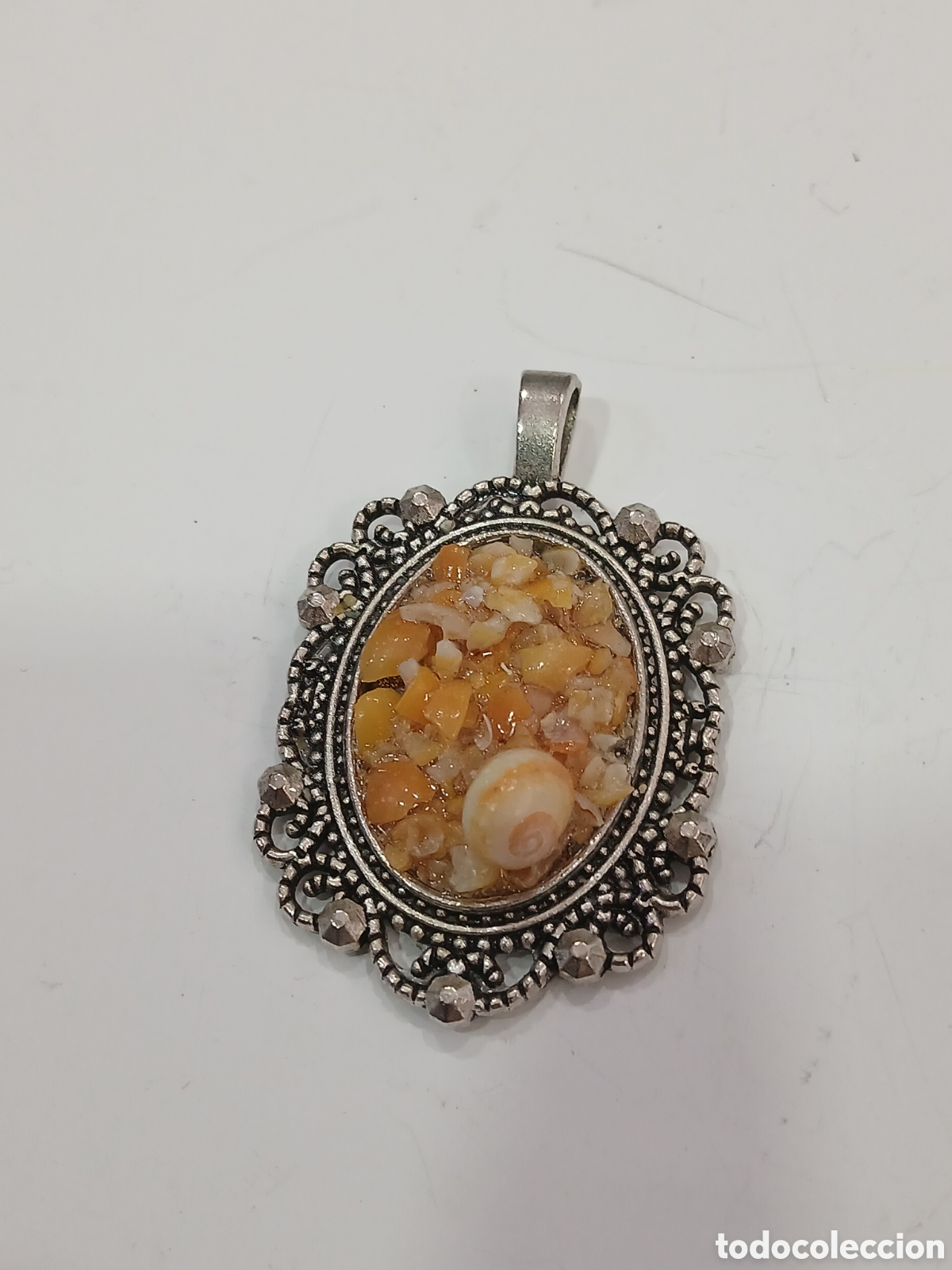 Joyeria: Colgante conchas y metal plateado. (L57)