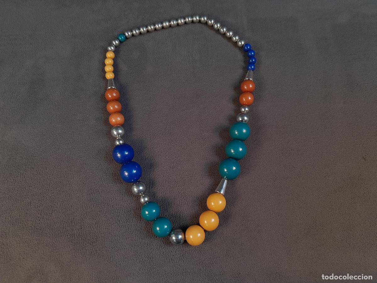Joaillerie: J-4435.COLLAR DE CUENTAS ESF&Eacute;RICAS EN RESINA POL&Iacute;CROMA Y METAL PLATEADO.ESTILO MODERNISTA. SIGLO XX.