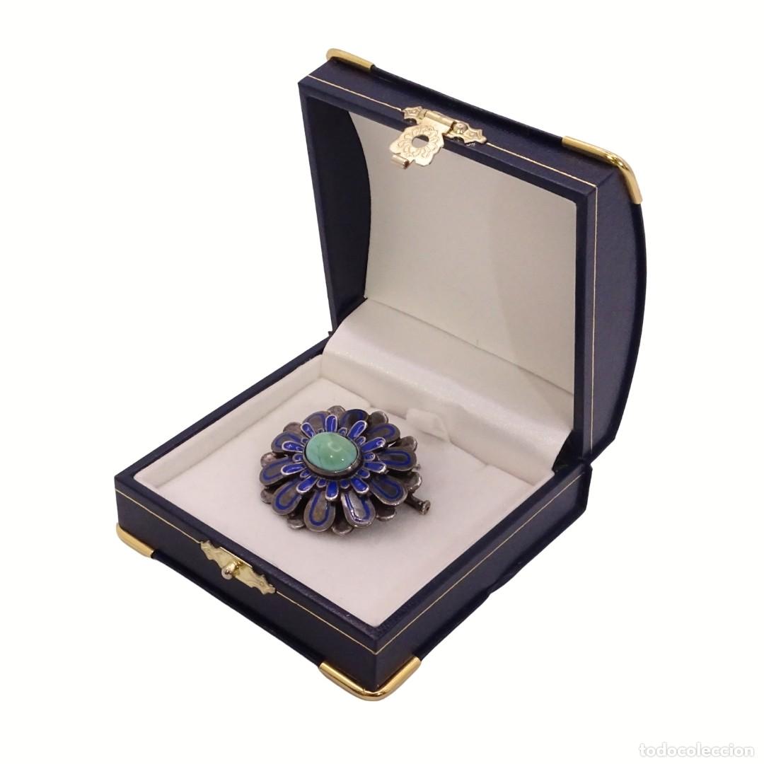 Joaillerie: Broche flor, esmalte, plata y cabuj&oacute;n de turquesa, Art Nouveau, 20&rsquo;s - Francia