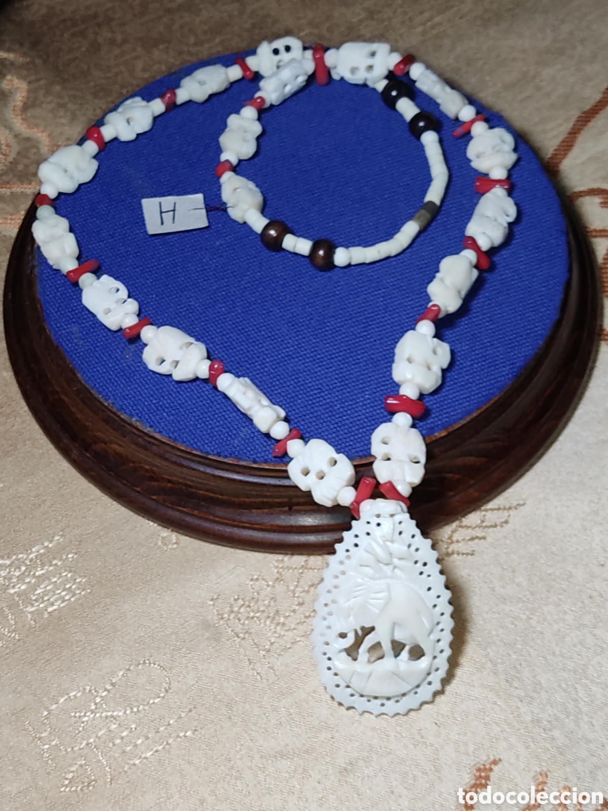 Joyeria: Collar de hueso tallado con colgante y trocitos de coral de rama.
