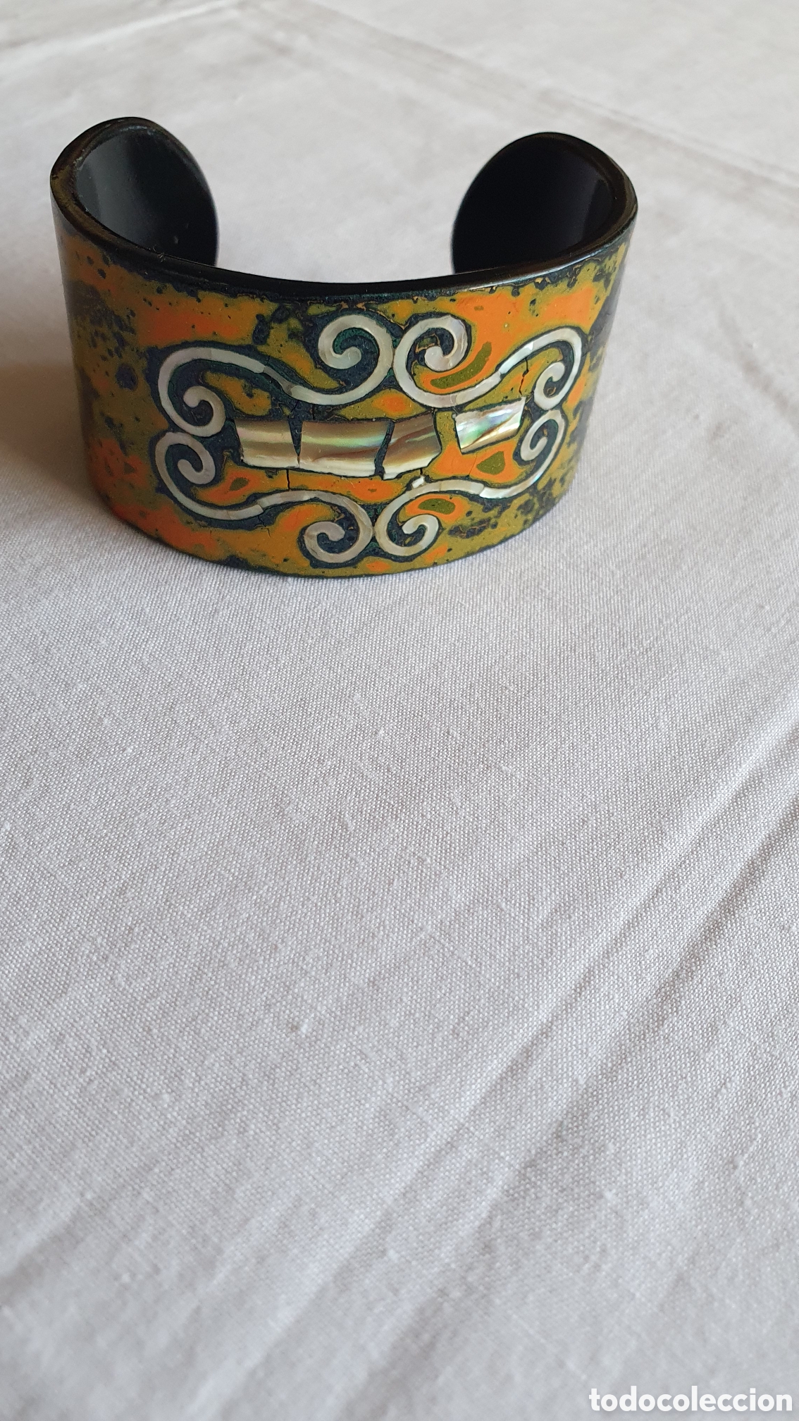 Joyeria: Brazalete artesanal de esmalte lacado con n&aacute;car