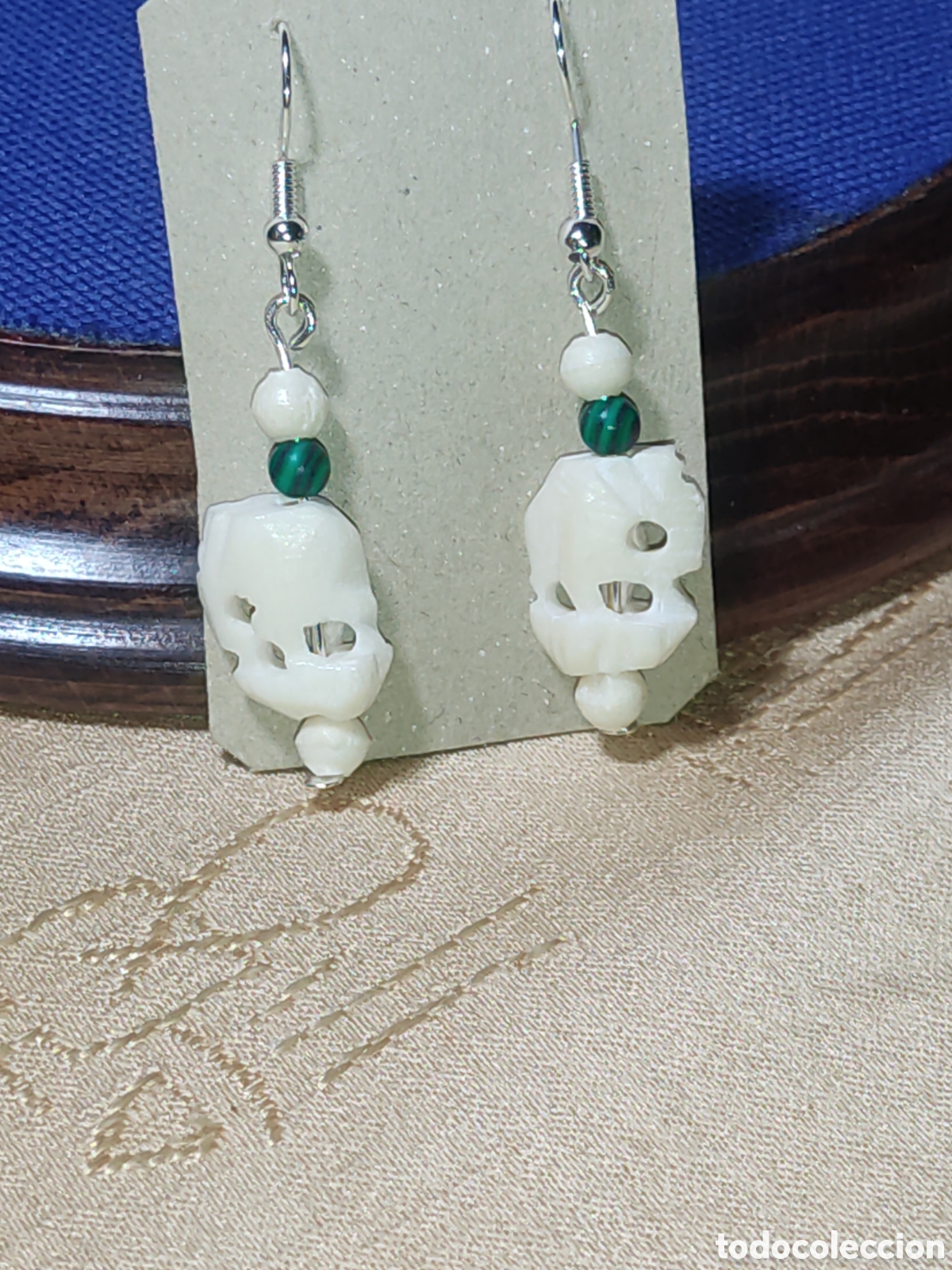 Joyeria: Pendientes &eacute;tnicos elefantes tallados en hueso con bolitas de malaquita.Vintage.