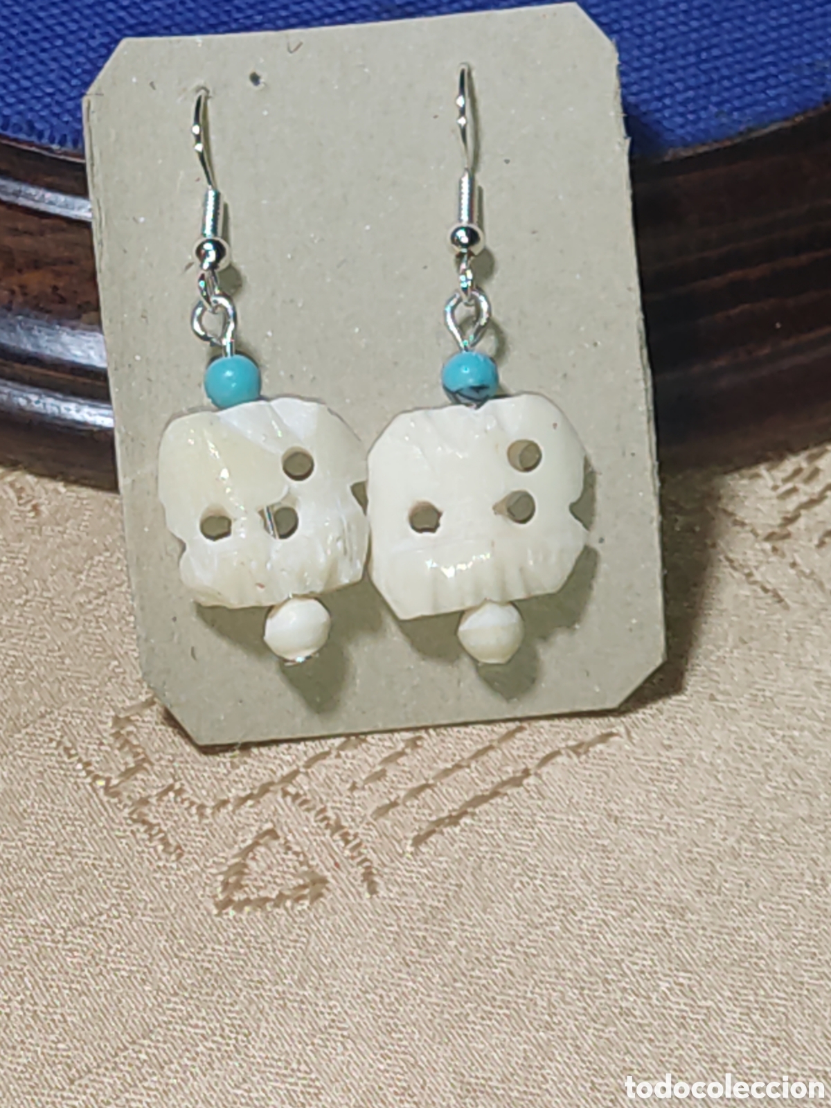 Joyeria: Pendientes &eacute;tnicos elefantes tallados en hueso y bolita turquesa.Vintage.