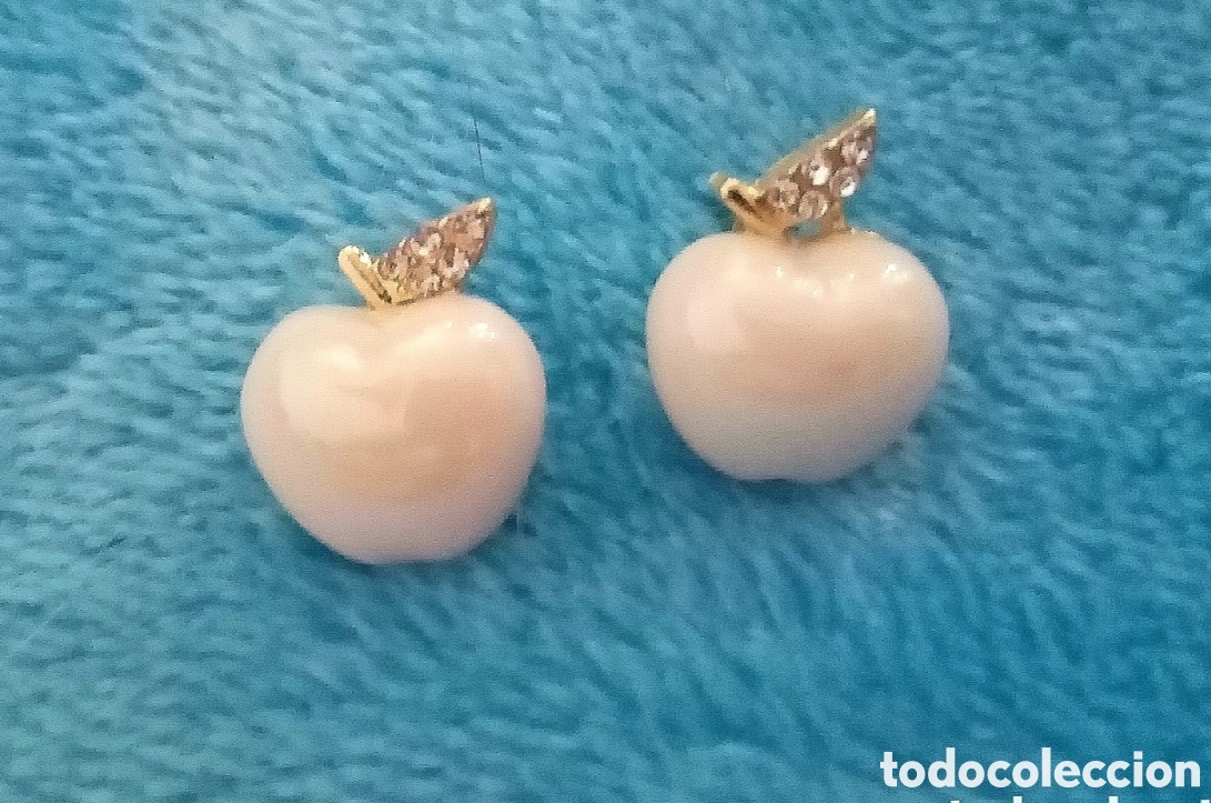 Joyeria: Originales pendientes de bot&oacute;n manzana simil perla blanca sint&eacute;tica esmaltada con incrustaciones....
