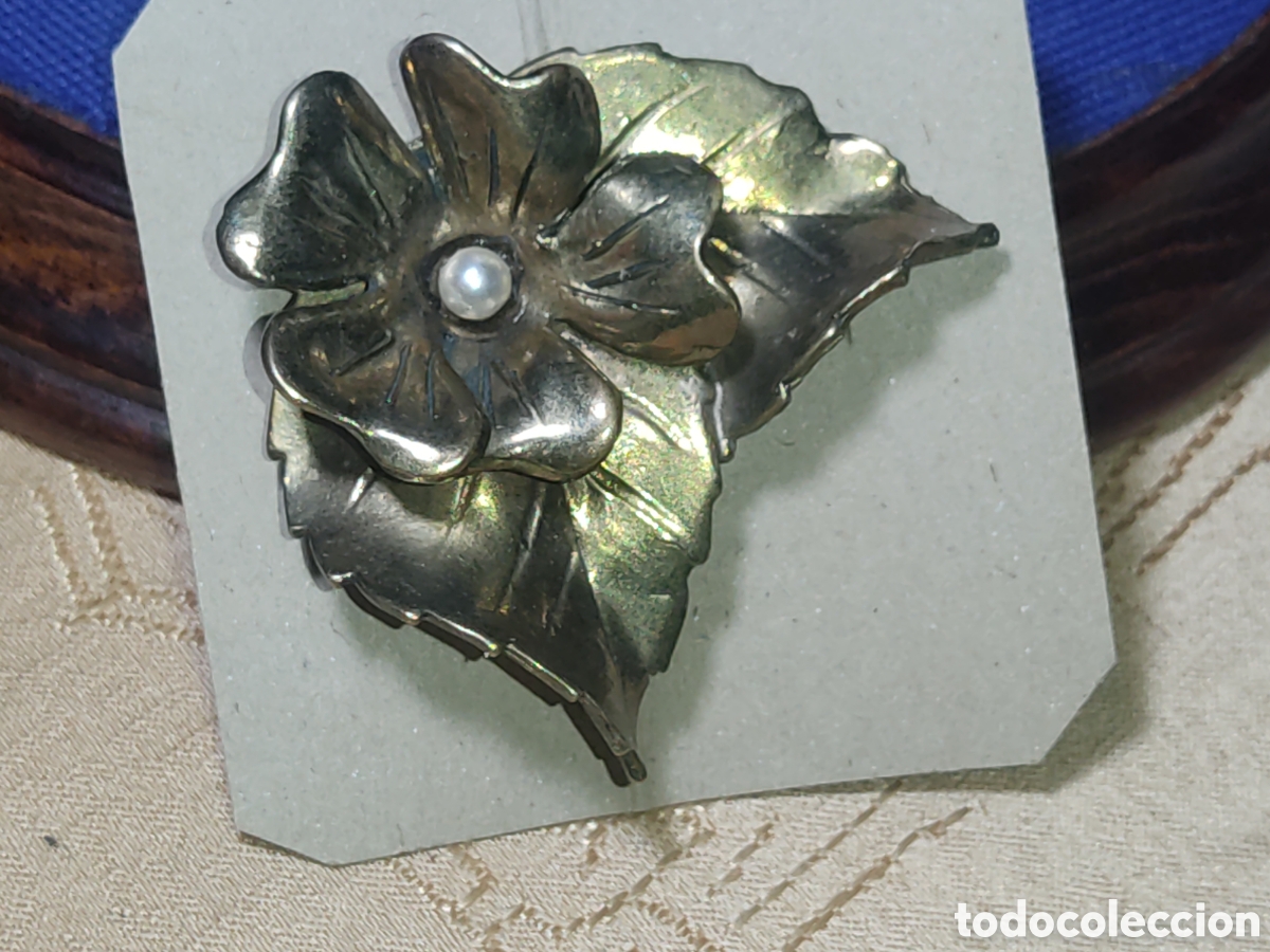 Joyeria: Broche modernista flor con hojas de bb ronce o lat&oacute;n.