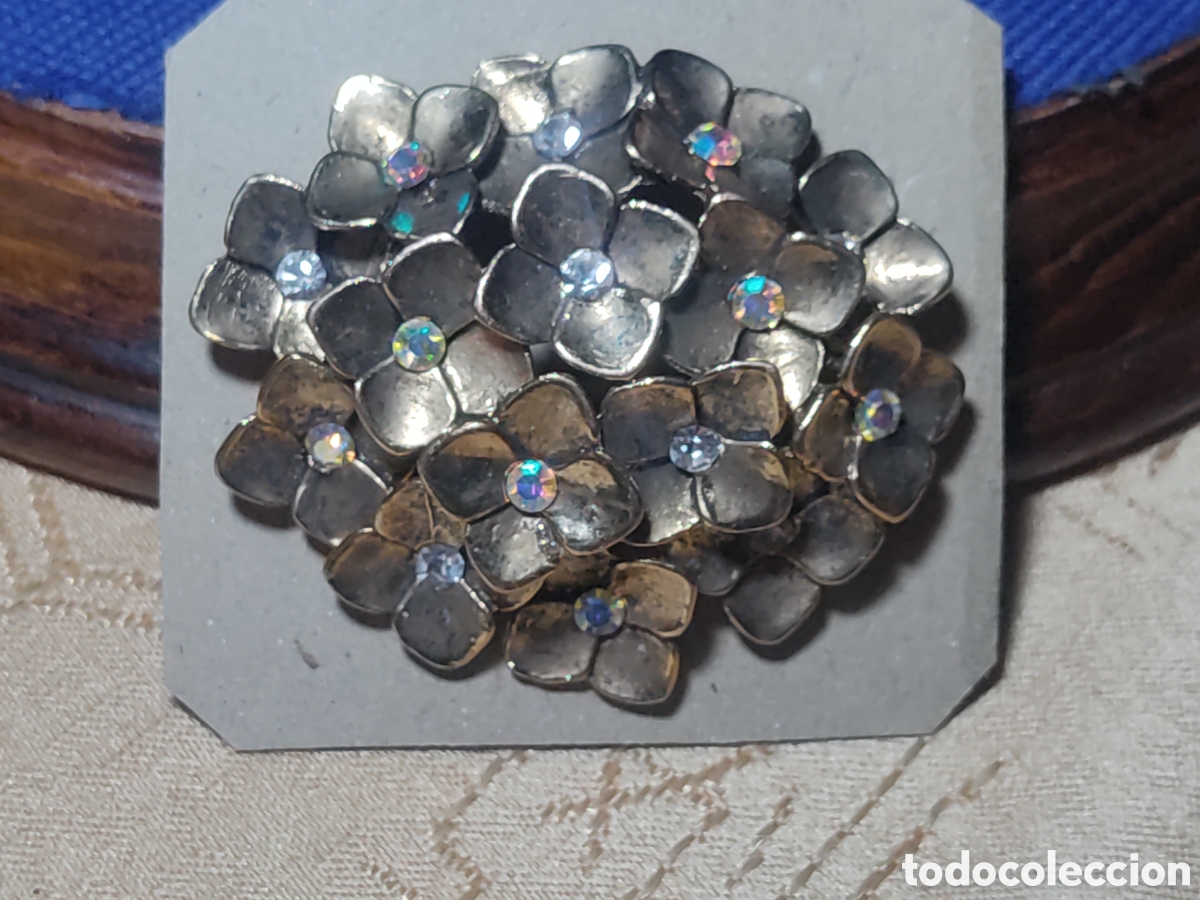 Joyeria: Broche modernista de bronce o lat&oacute;n con cristal de destellos.