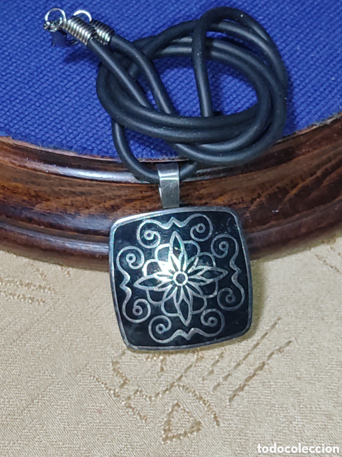 Joyeria: Colgante esmaltado de acero con espirales celtas,cord&oacute;n de caucho.